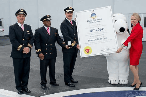 デルタ航空 スヌーピーに名誉パイロットの称号を贈呈 トラベル Watch Watch
