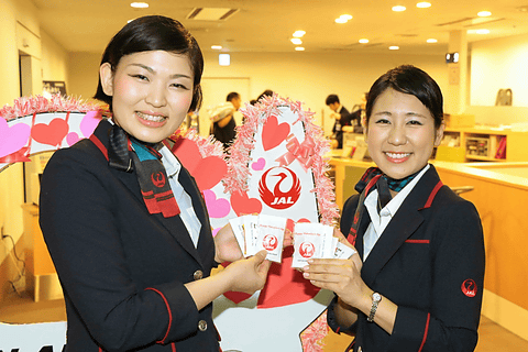 Jal グランドスタッフが羽田空港でバレンタインチョコを配布 2月4日
