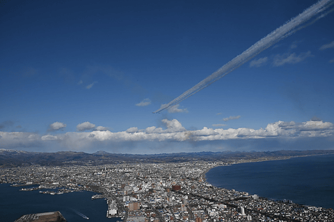 北海道新幹線開業を祝い 航空自衛隊 ブルーインパルス が函館駅上空に サクラ を描く トラベル Watch Watch