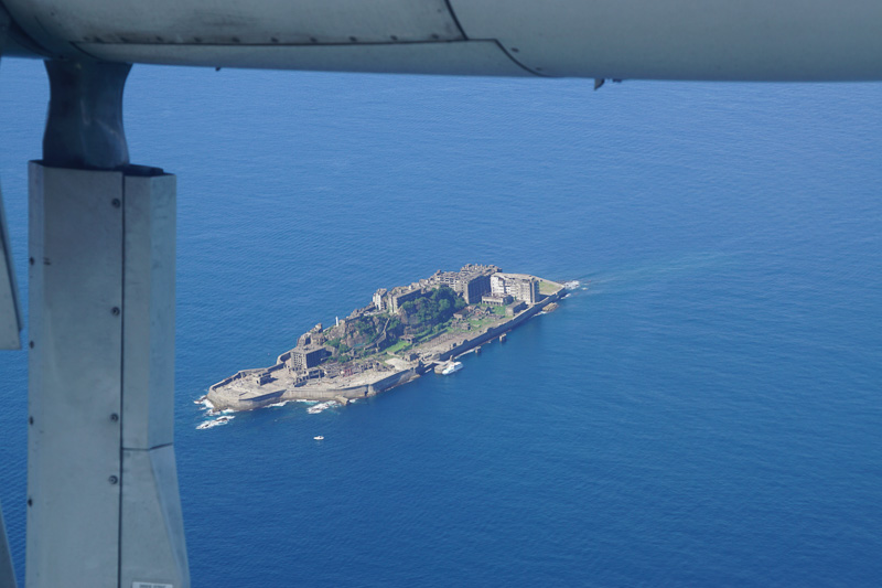 オリエンタルエアブリッジ、空の日イベントで軍艦島を間近に見る「遊覧飛行」実施 長崎空港屋上展望デッキには「幸せの鐘」登場 - トラベル Watch