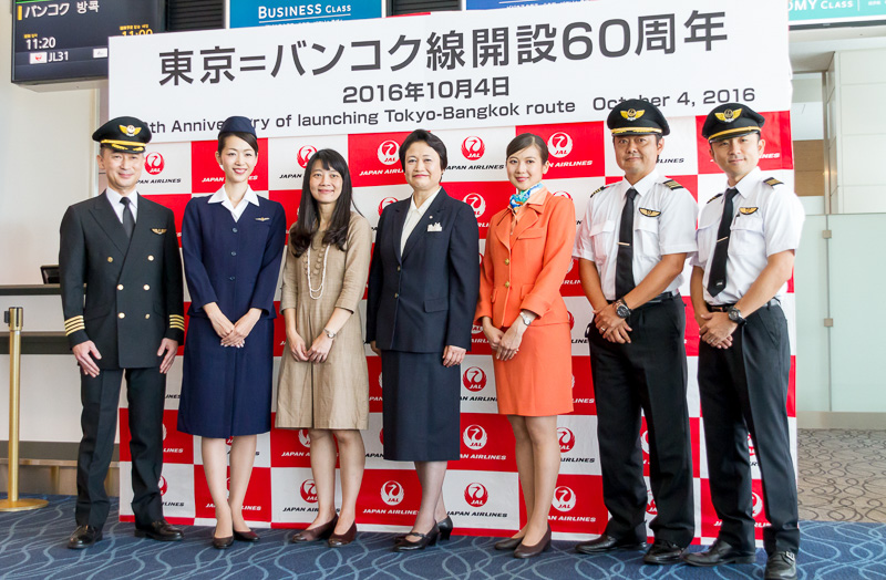 JAL、バンコク線就航60周年記念セレモニーを羽田空港で開催 初便就航時の制服やJALウェイズの制服姿で乗客をお見送り - トラベル Watch