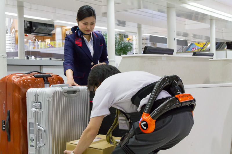 サイバーダイン 空港 スーツケース