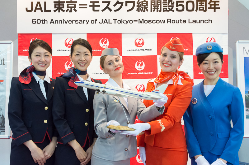 Jal 東京 モスクワ線開設50周年を記念し アエロフロート ロシア航空とともに成田空港で記念セレモニー Jalロゴ入りのtu 114型機のモデルプレーンも展示 トラベル Watch