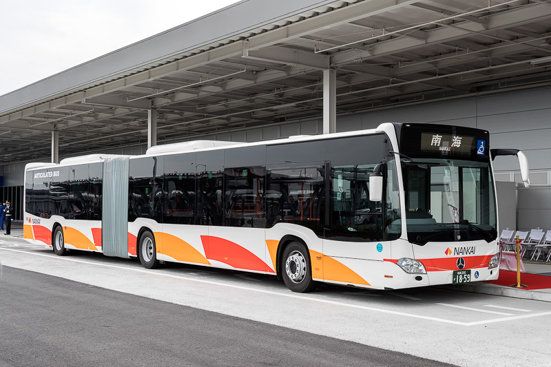 南海バス、関空ターミナル間で運行開始する、一挙100名を運べる連節バス公開 4月28日運行開始、メルセデス・ベンツの「シターロG」導入 - トラベル  Watch