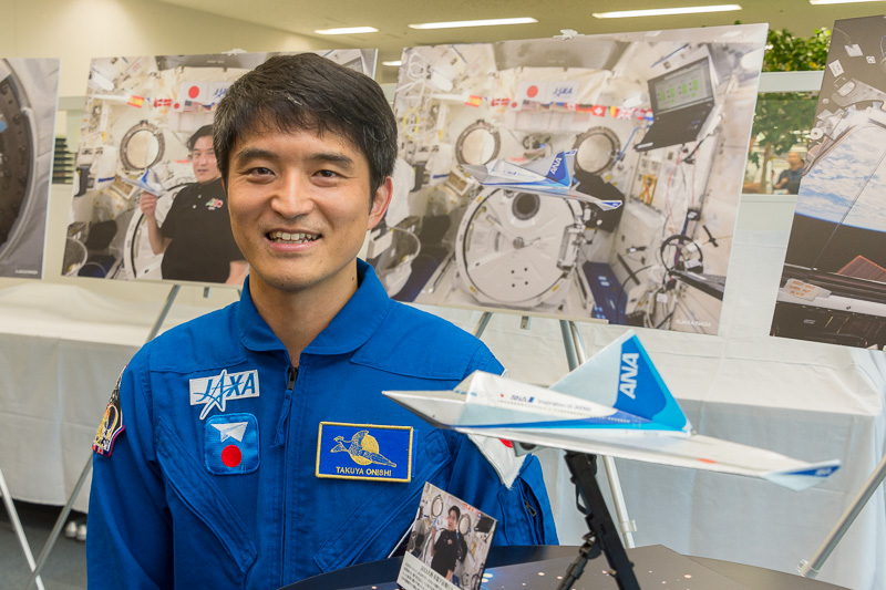 大西卓哉宇宙飛行士が宇宙で飛ばした紙飛行機を“故郷”のANAに贈呈