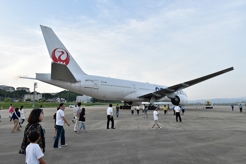 福岡空港、夜明け前の滑走路を歩く「ランウェイウォーク2017」 JALと