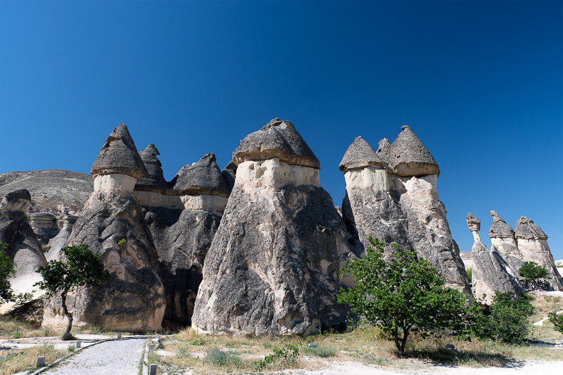 ヨーロッパとアジアの文化が交差する国・トルコの絶景を満喫する（その1） 「三姉妹の岩」「らくだ岩」などカッパドキアの奇岩群を訪ねる - トラベル  Watch