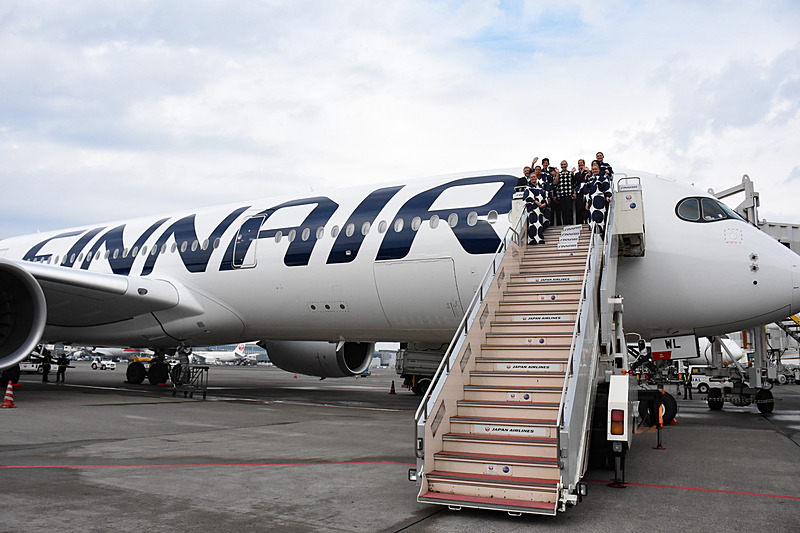 フィンエアーのトナカイ塗装A350型機に乗ってサンタクロースがやってき