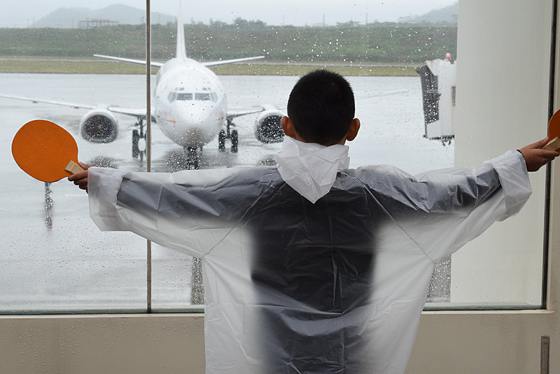 新石垣空港に新たなお楽しみスポット 日本トランスオーシャン航空の飛行機を誘導できるマーシャリング体験コーナー開設 トラベル Watch