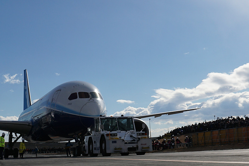 ボーイング 787初号機が道路を通って、2018年夏開業予定の展示施設