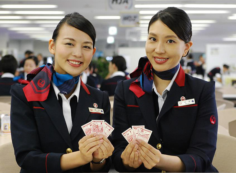 JAL、国内線CAが配布する「JAL TODOFUKEN SEAL」47種制覇で