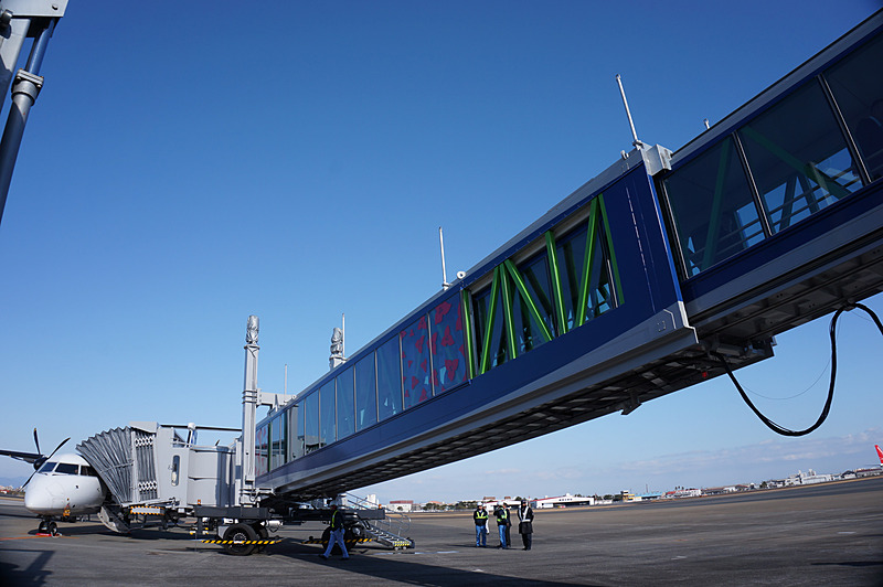 宮崎空港、車いすのまま小型機も乗降できる国内初のロング旅客搭乗橋を