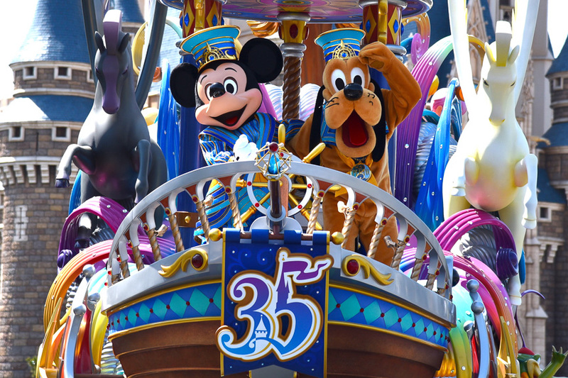 東京ディズニーリゾートが開園35周年をお祝い アニバーサリーイベント Happiest Celebration がスタート 東京ディズニーランドは新 パレードやデコレーションで祝祭感満載の空間に トラベル Watch