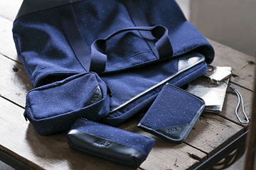ANA」×「BLUE BLUE」初コラボ。全日空商事、デニム素材のバッグと財布 