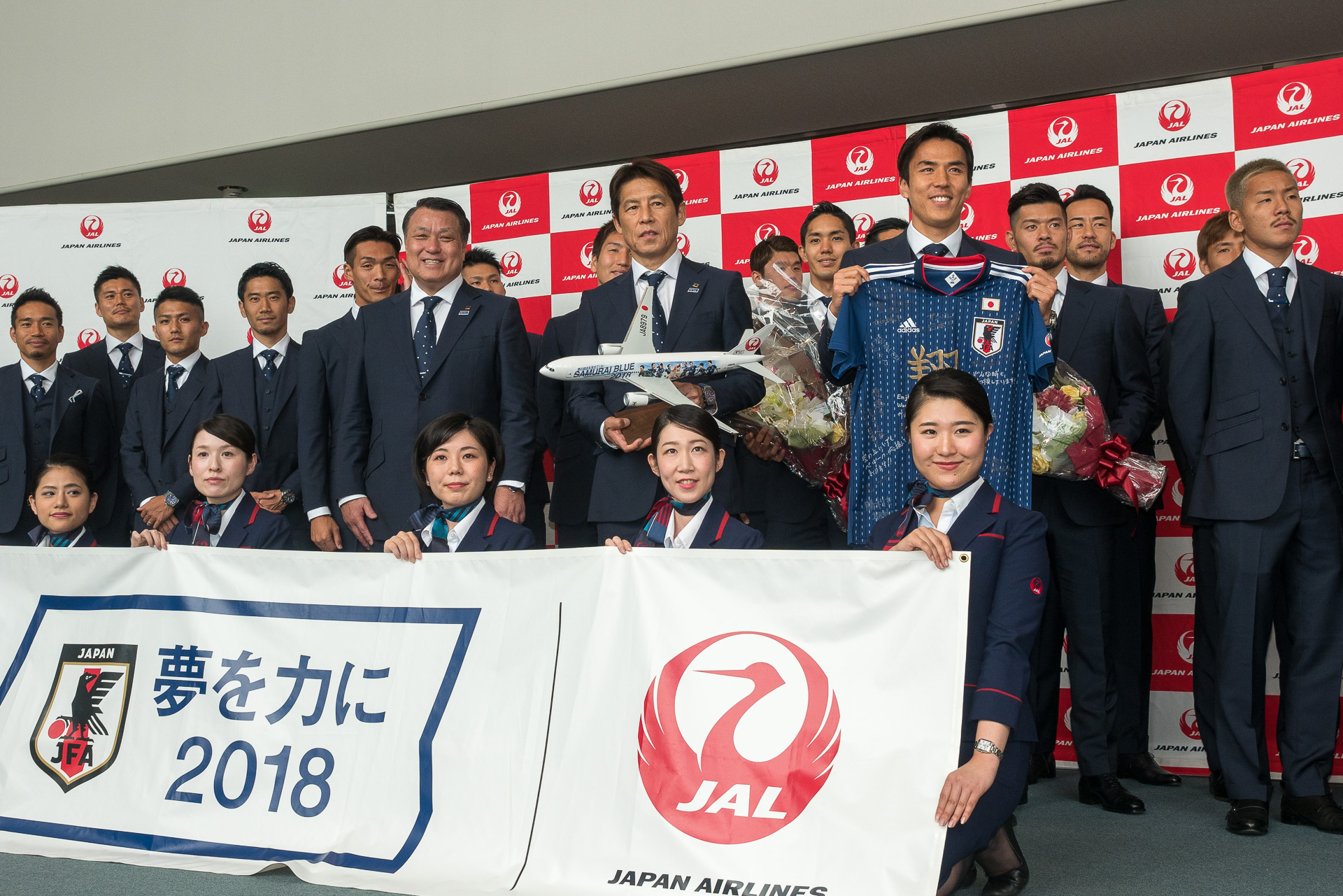 ロシアのFIFAワールドカップに向けてサッカー日本代表が出発。JAL