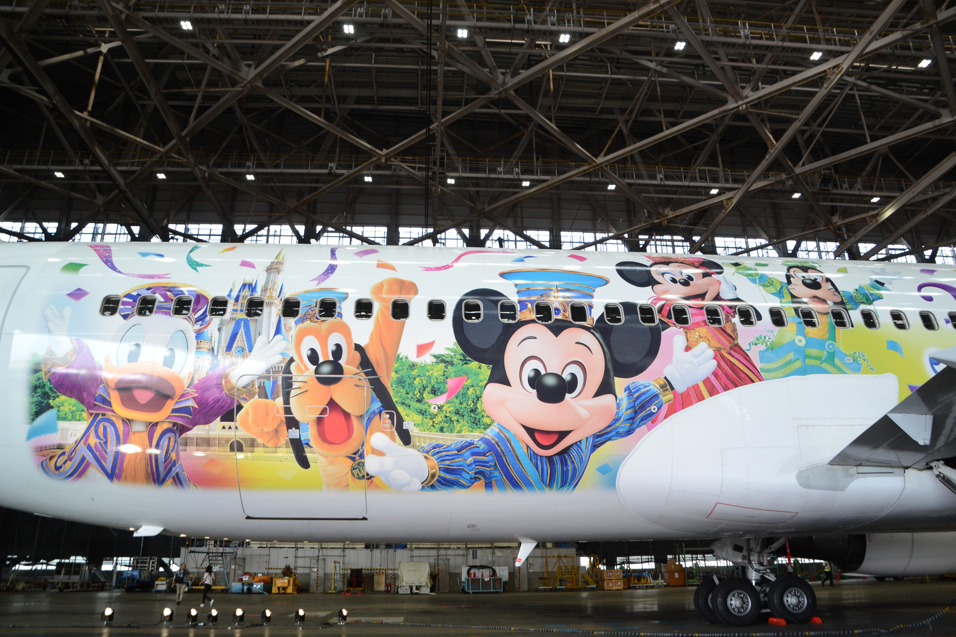 ビッグ5が空を駆け巡る、東京ディズニーリゾート35周年特別塗装機「JAL セレブレーションエクスプレス」就航 オリエンタルランド  上西社長も「一度必ず乗ってみたい」 トラベル Watch