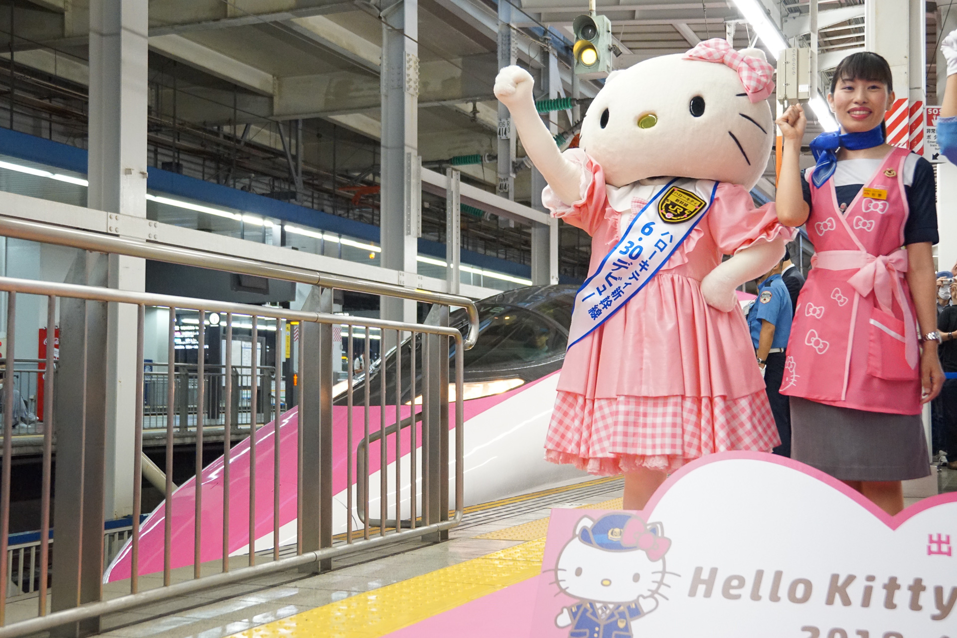 ハローキティも祝福！ JR西日本、ピンク色の500系新幹線「ハローキティ