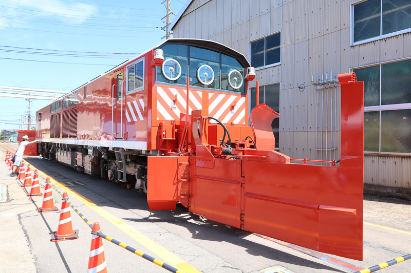 京都鉄道博物館、キヤ143形「ラッセル車両」を特別展示。入線・出発