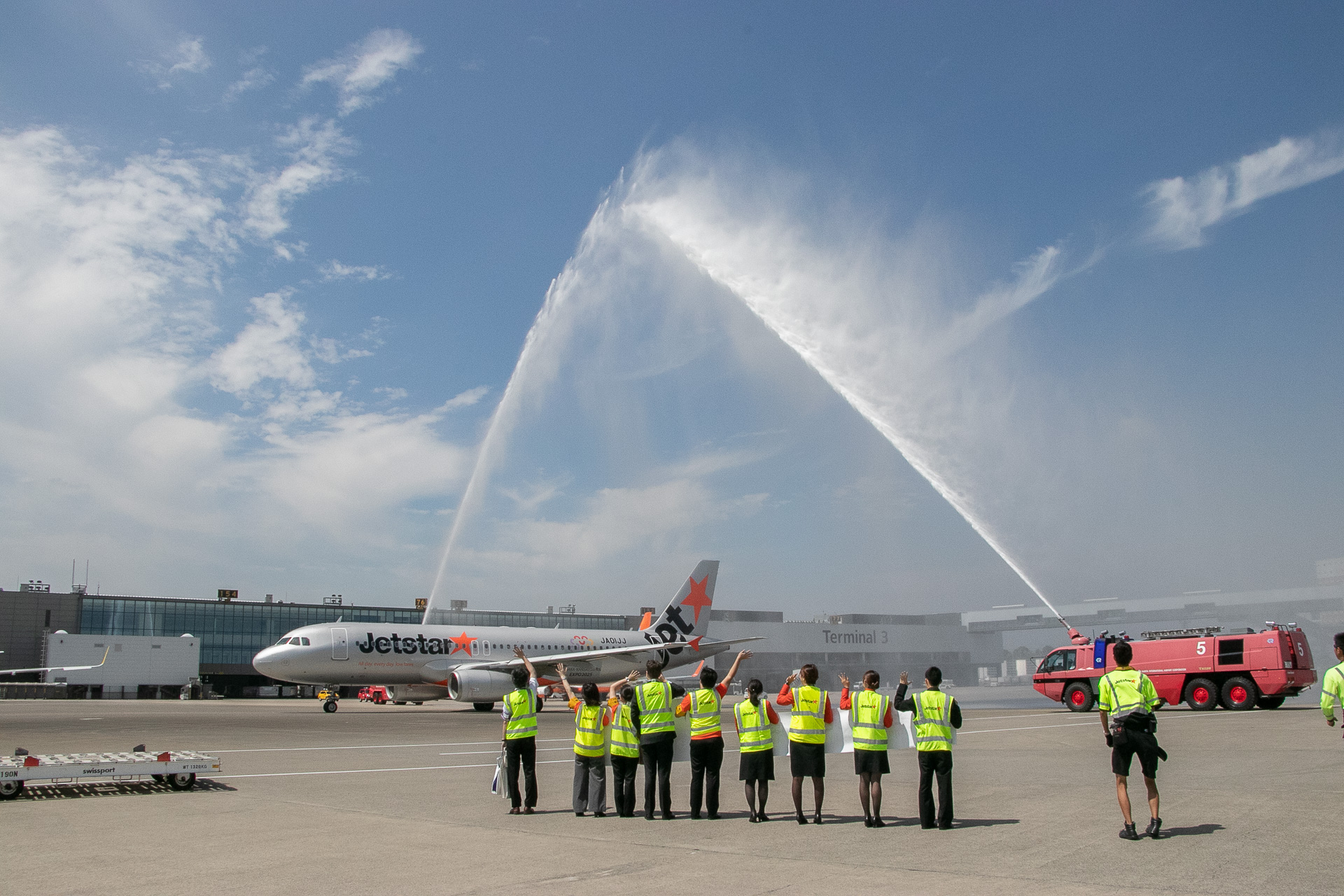 ジェットスター 成田空港初の長崎線就航 初便は放水アーチをくぐり出発 福岡 大分 熊本 宮崎 鹿児島に続く就航で 九州を盛り上げたい トラベル Watch