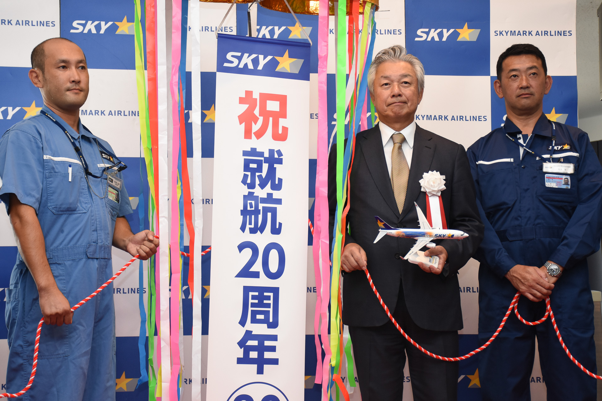 スカイマーク 就航周年式典 星空ジェットモデルプレーンの売り上げを台風と地震の義援金に トラベル Watch