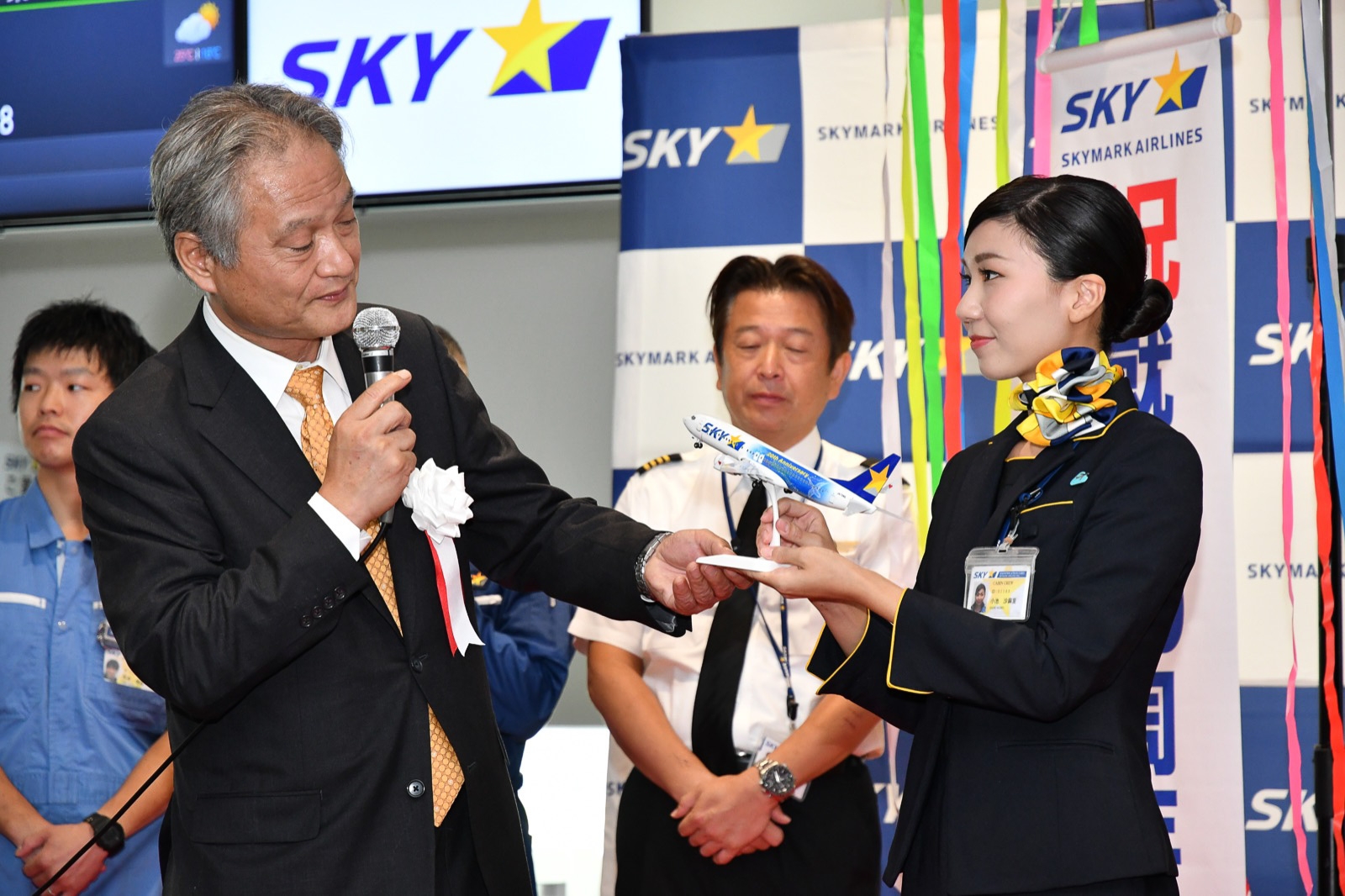 スカイマーク 就航周年の記念式典を福岡空港で実施 定時運航率1位を永遠に目指す と市江社長 トラベル Watch