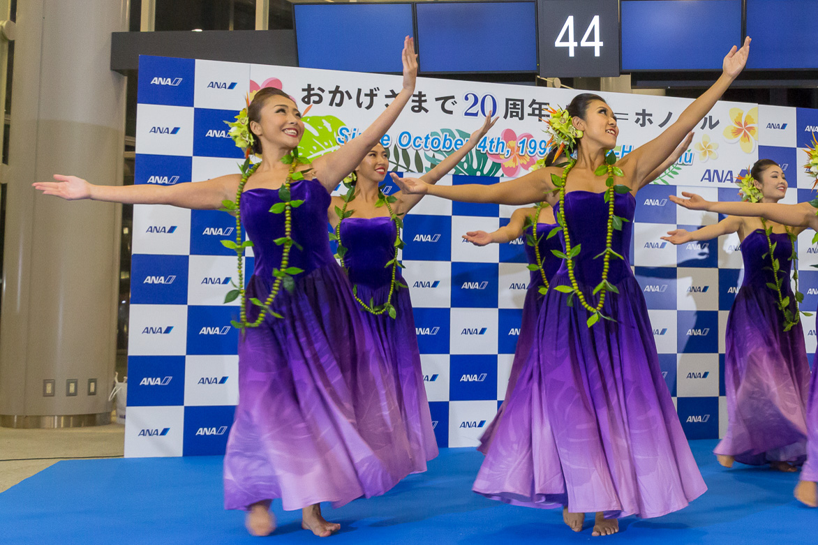 ANA、成田～ホノルル線就航20周年セレモニー。フラの披露や冷感タオル