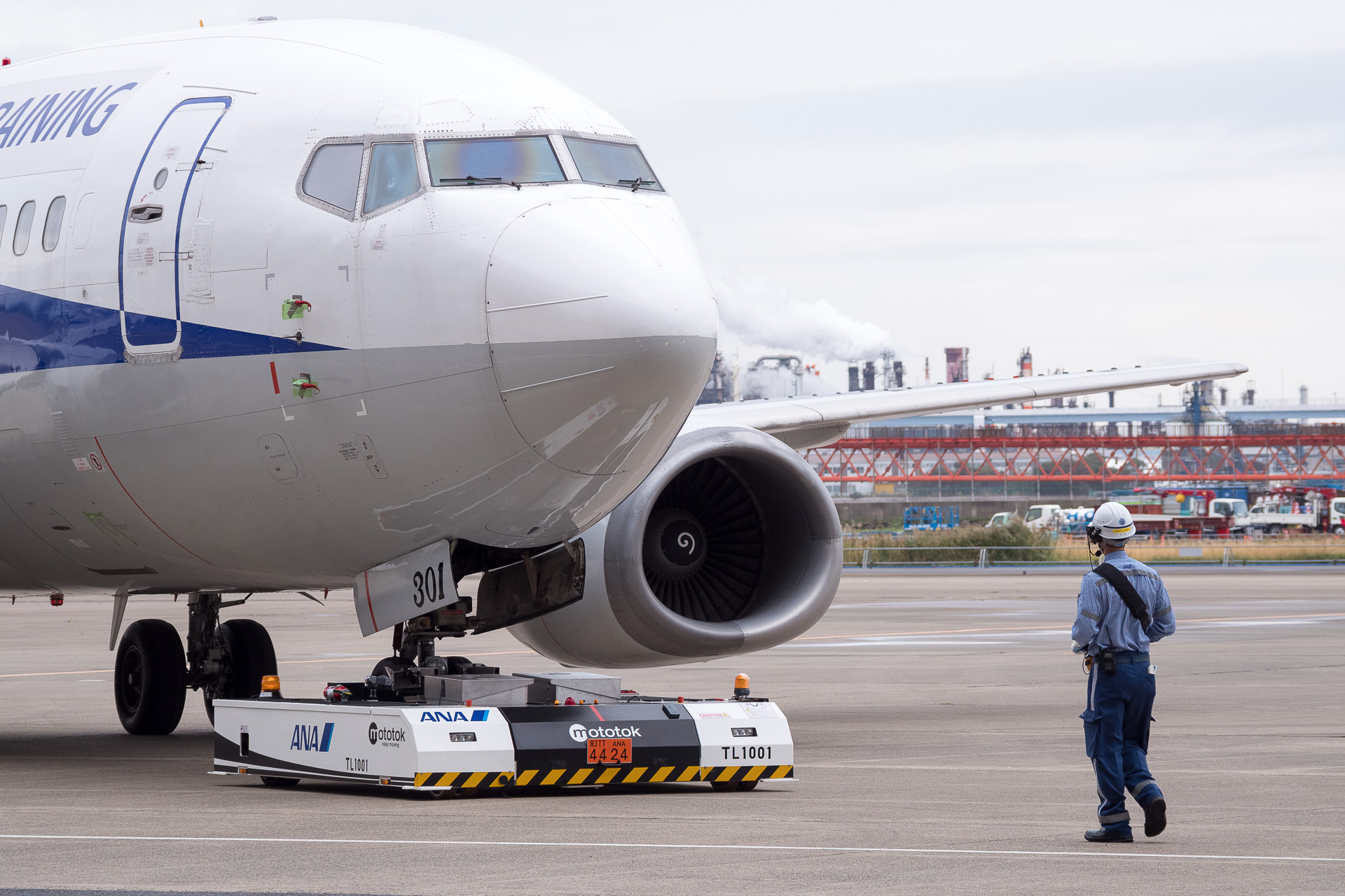 ANA、飛行機の移動・牽引をリモコン操作。新技術の実証実験を羽田空港 ...