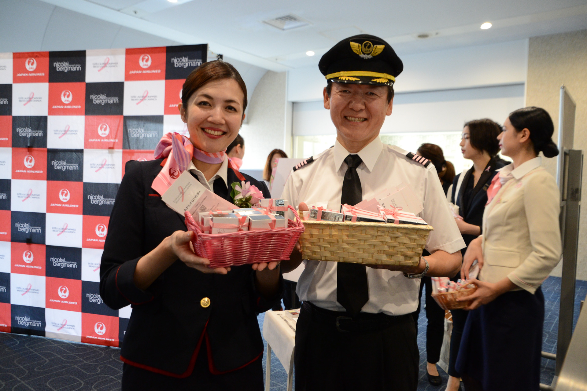 JAL、13回目の「ピンクリボンフライト」。乳がんの早期発見・早期治療