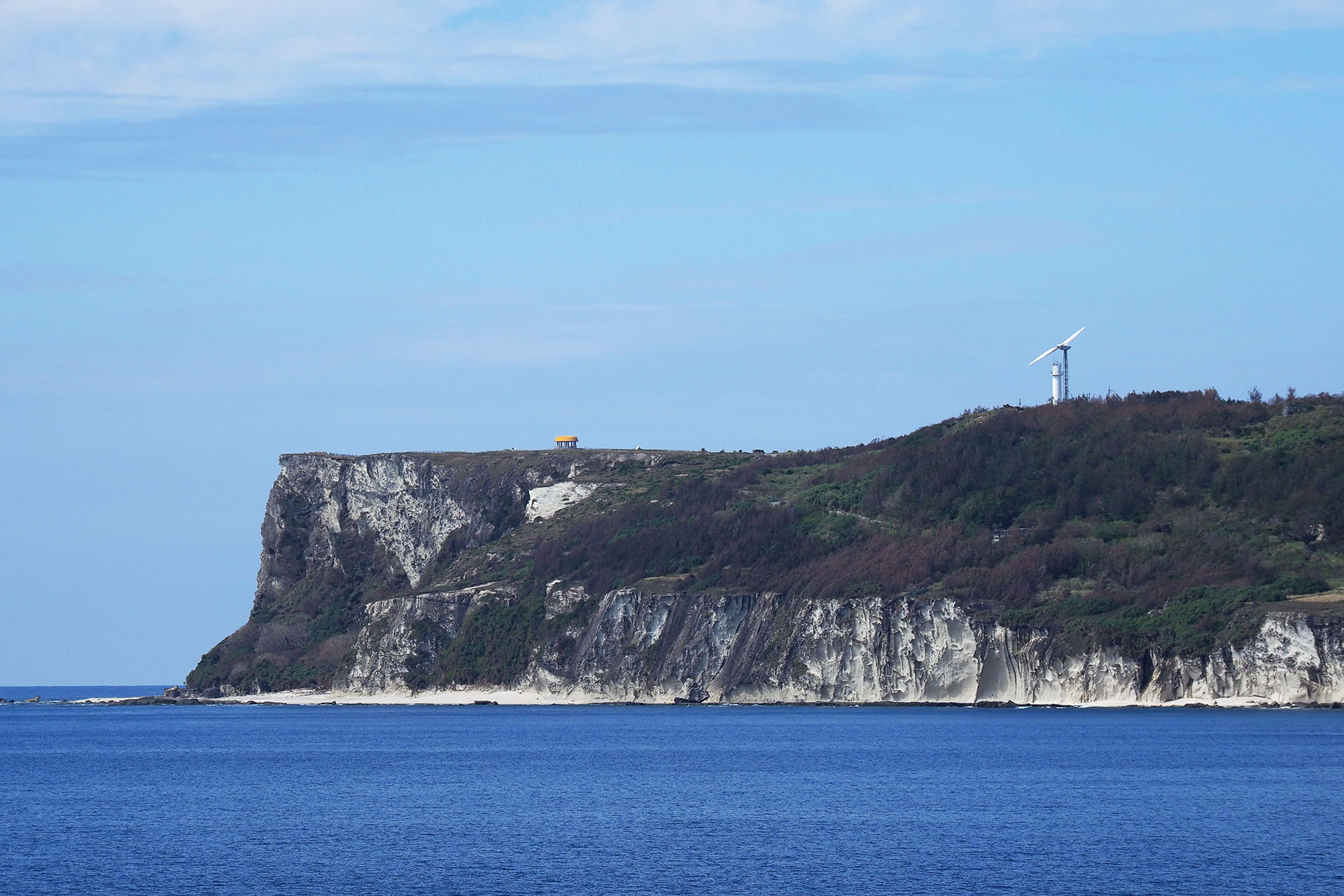 映画で知られる沖縄県粟国島を旅する 大規模な白色凝灰岩の地層が美しい ヤヒジャ海岸 トラベル Watch