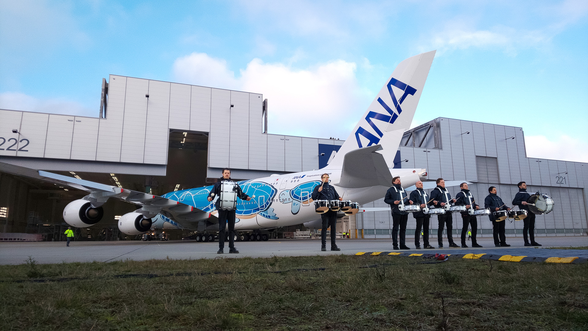 エアバスの独ハンブルク工場で行なわれたANAのA380型機「FLYING HONU」初号機のロールアウト動画 - トラベル Watch