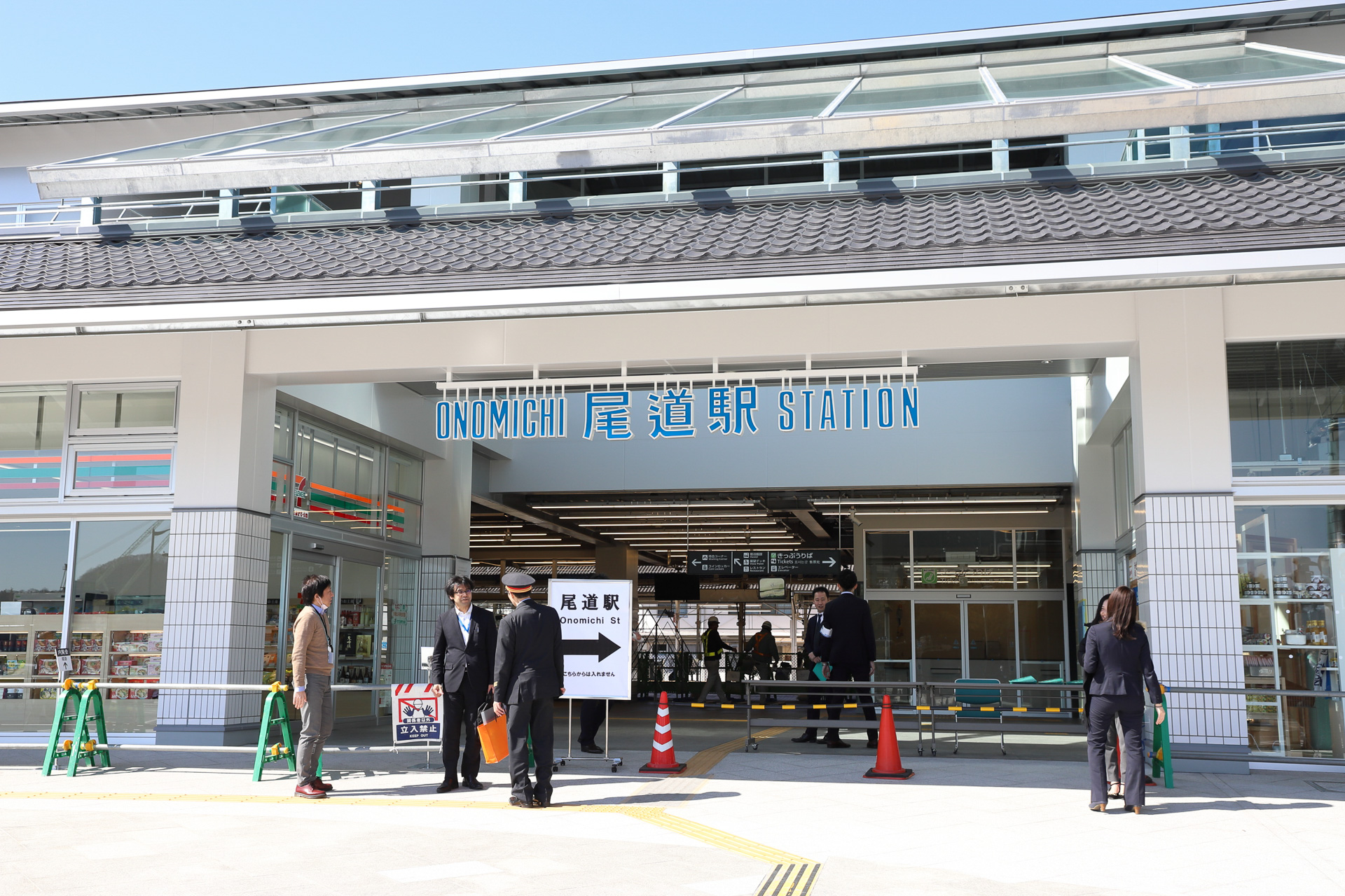 尾道駅の新駅舎公開 自転車旅の拠点になるホステルやレンタサイクルも入居 3月10日開業 Twilight Express 瑞風も停車 トラベル Watch