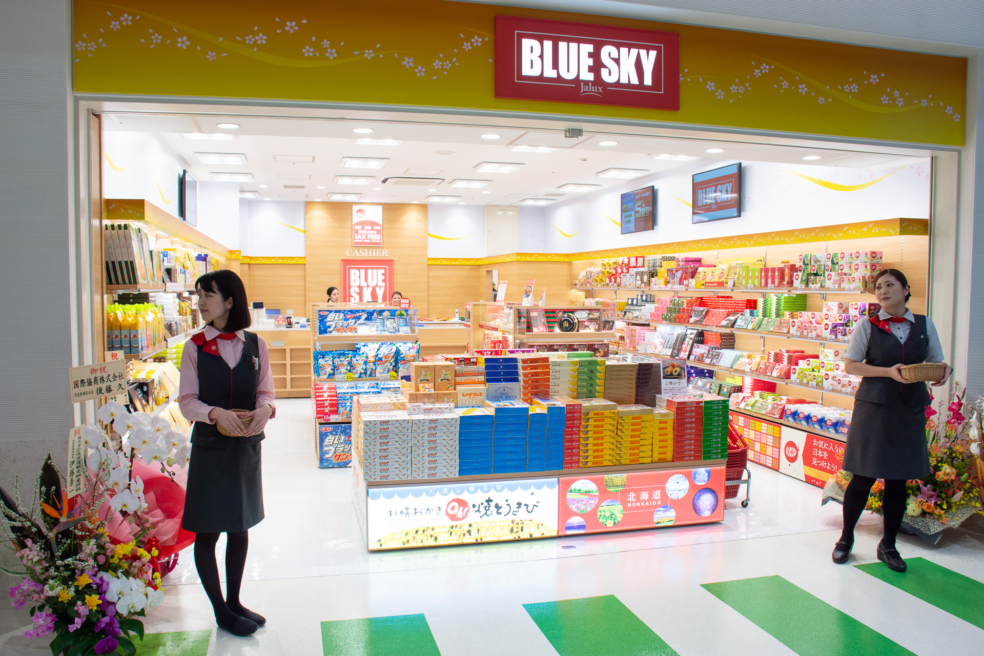 Jalux 那覇空港の際内連結ターミナルに Blue Sky 国際売店 オープン 日本各地のお土産を用意し 試食も可能 トラベル Watch