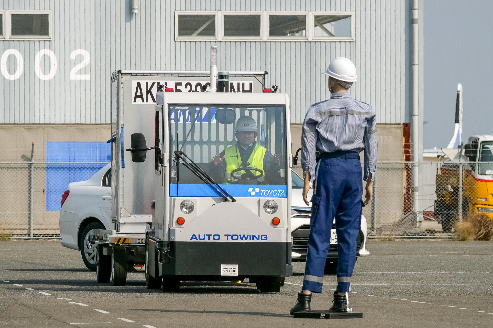 Ana 佐賀空港をイノベーション推進の拠点に 国内初の自動運転トーイングトラクターや航空機牽引の遠隔操作など実地検証へ 路面パターンマッチング技術を採用した豊田自動織機の自動運転車の実証実験開始 トラベル Watch