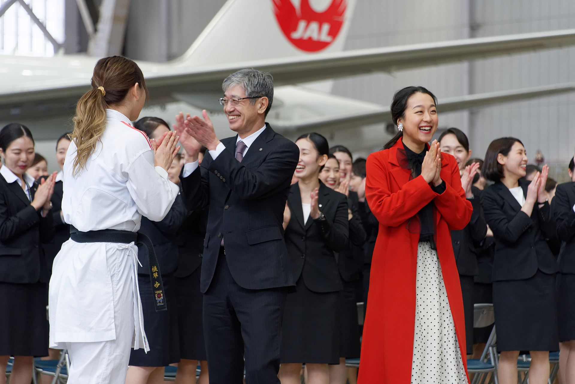 Jalグループ2019年度入社式 浅田真央さんらが新元号を背に新入社員を激励 空手代表の植草選手が型をレクチャー 錦織選手 長谷部選手のビデオメッセージも トラベル Watch