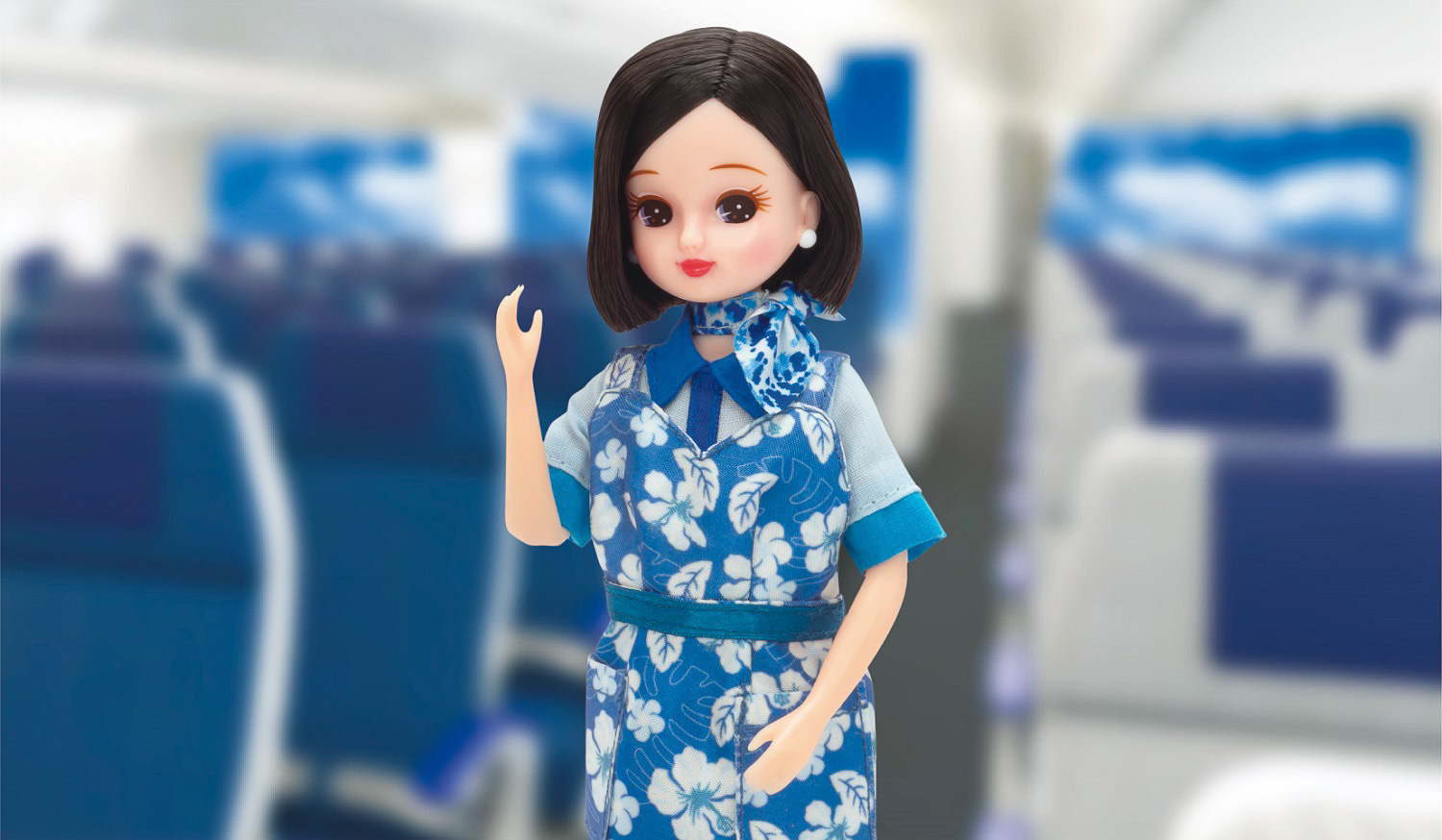 ANA、エアバス A380型機就航を記念した「ANAオリジナルCAリカちゃん ～Special Hawaii Set～」。4月22日予約受付開始  ホノルル線オリジナルエプロンや、ハワイを楽しむワンピース同梱 - トラベル Watch