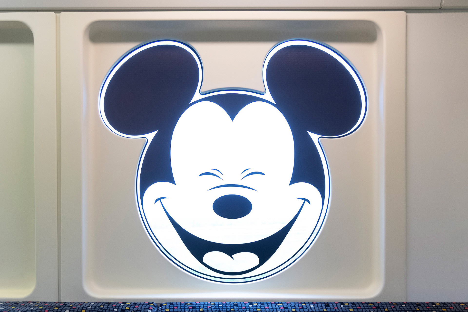 ディズニーリゾートライン ミッキーマウスデザインのラッピングモノレール登場 トラベル Watch