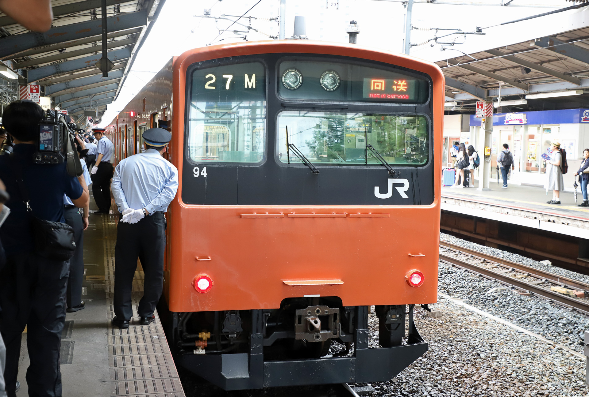 JR西日本、大阪環状線201系最終運行。“オレンジ色”の電車が姿を消した