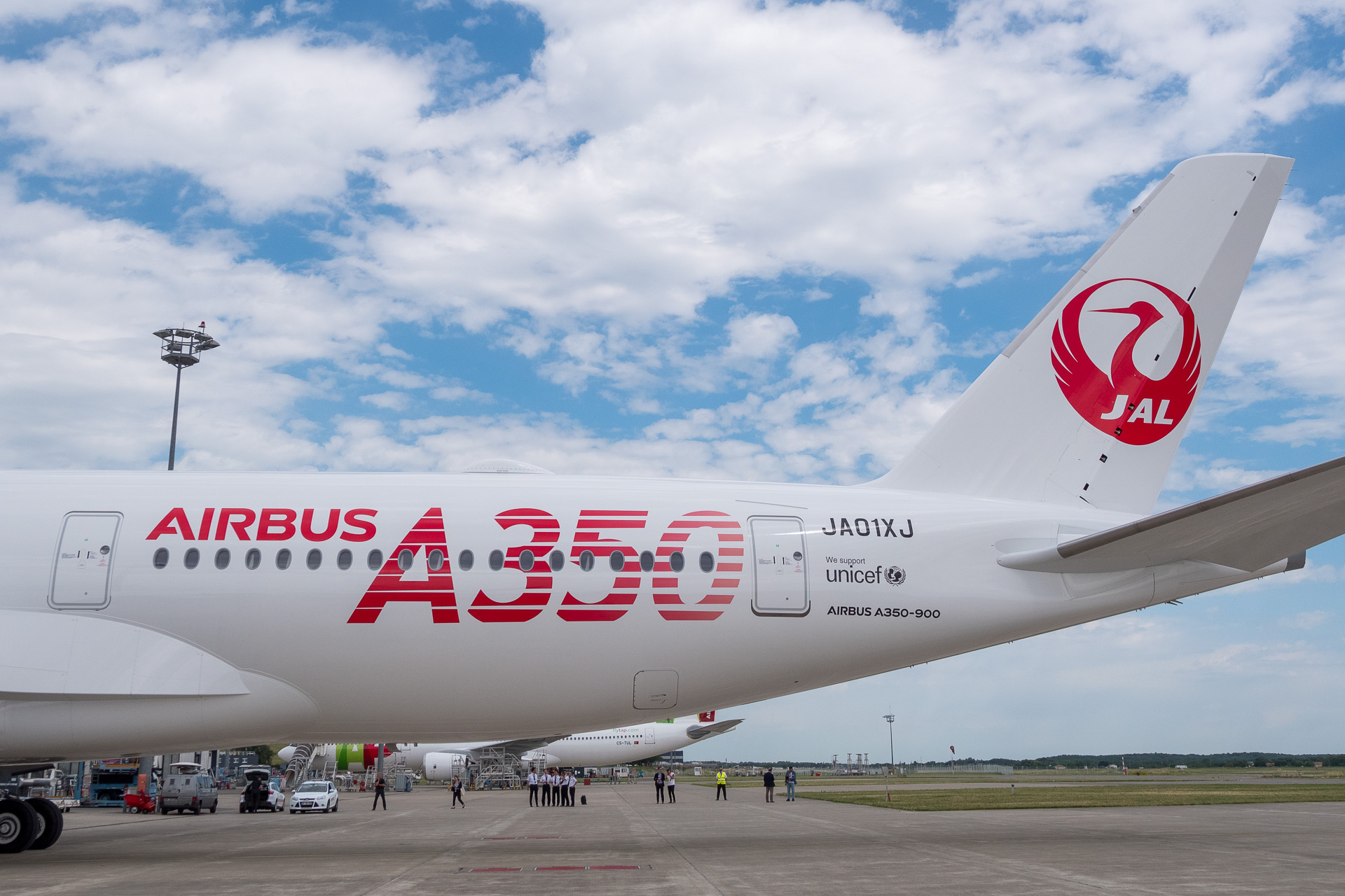 挑戦 を表わす赤いa350ロゴ Jalが新規導入するエアバス A350 900初号機を写真で紹介 機内wi Fi インターネットは国内線向け従来機からシステムを変更か トラベル Watch