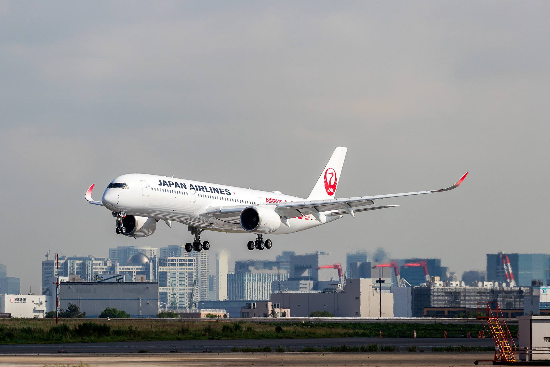 羽田空港着陸や格納庫へのプッシュバックシーンも紹介。JAL、エアバス