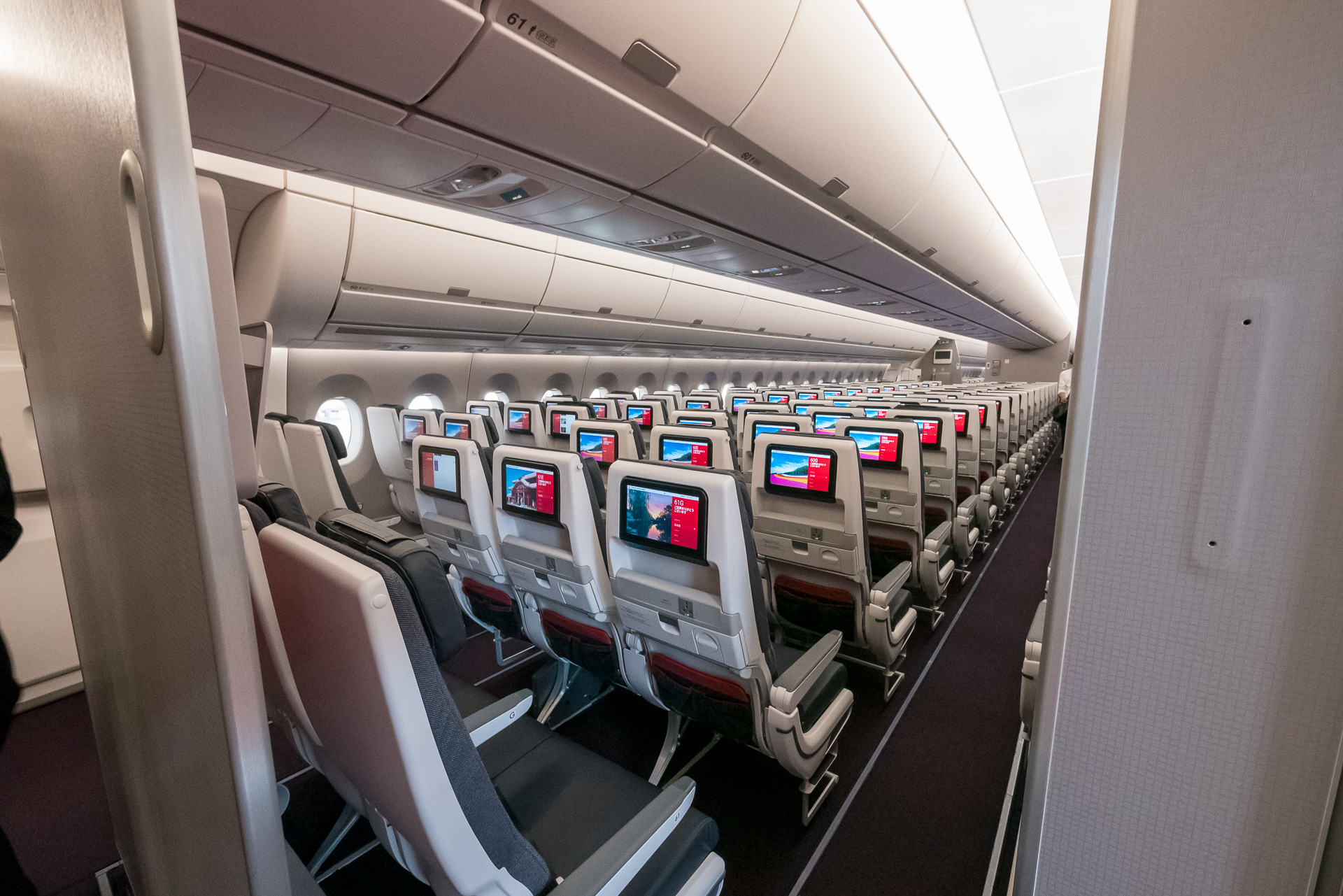 JALのエアバス A350は座席スペースを最大限に確保するレイアウト。地上