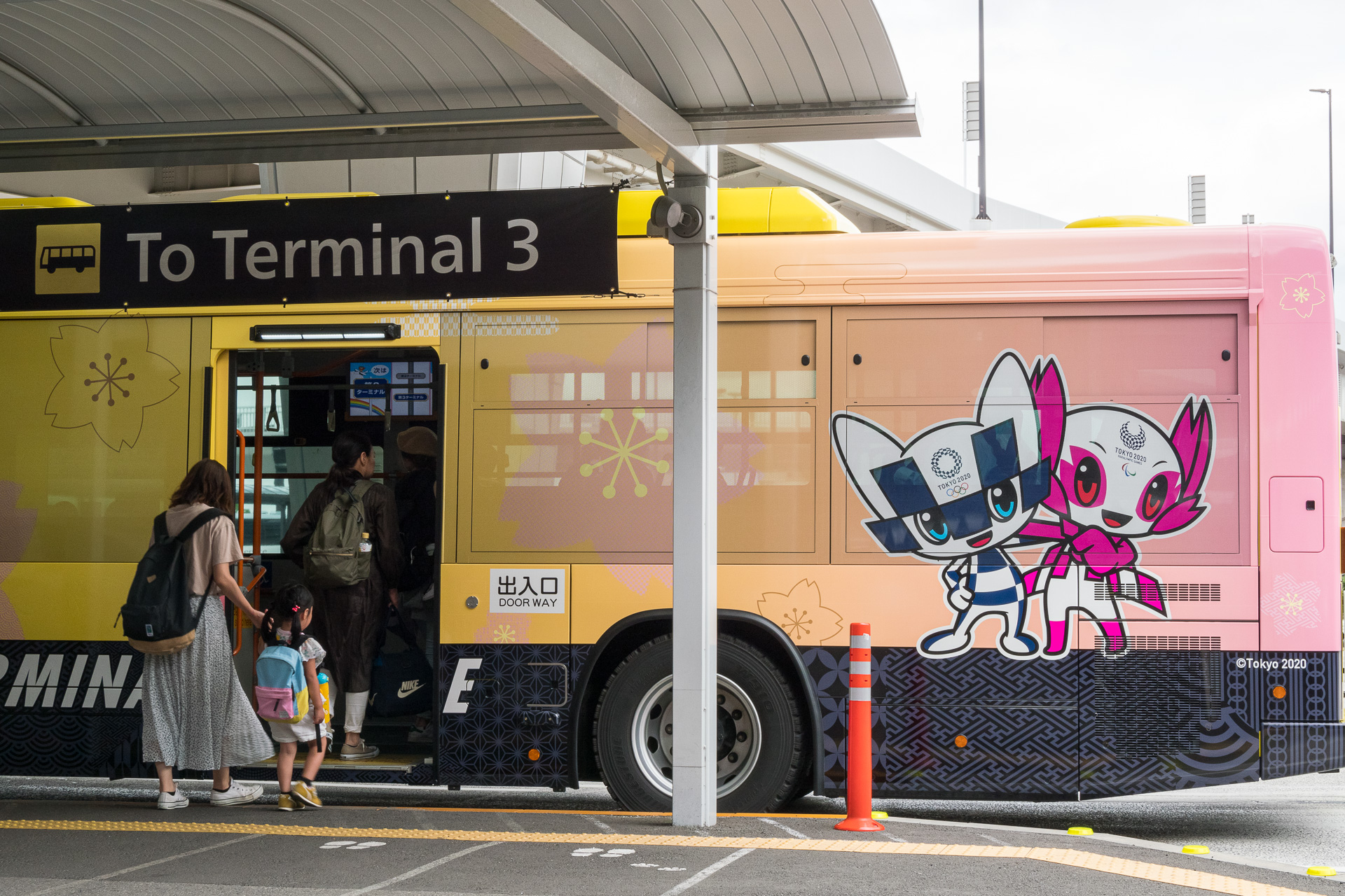 成田空港、東京2020オリンピック・パラリンピック応援デザインの