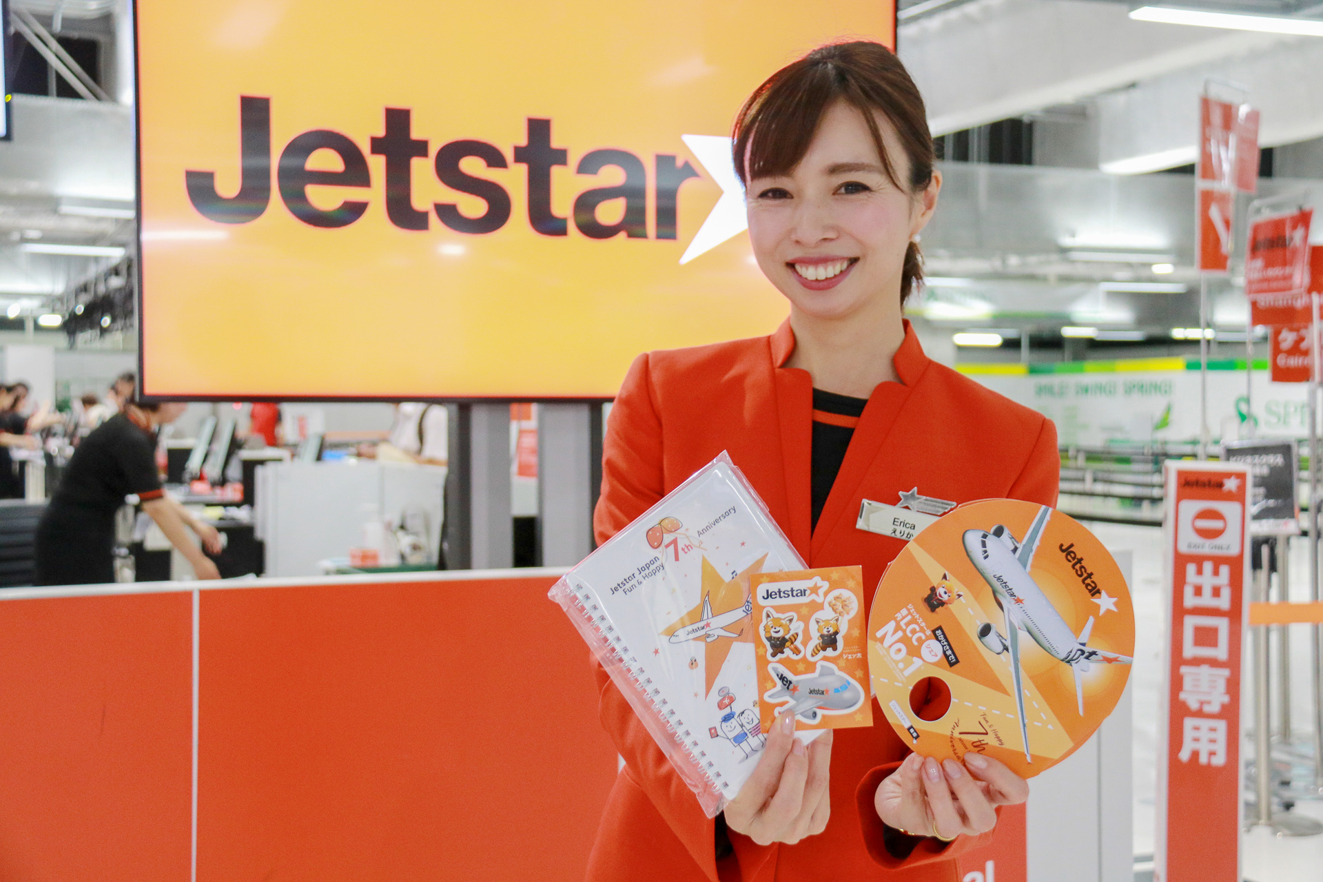 ジェットスター、就航7周年記念イベントを成田空港で開催。「片道7円から」の記念セールスタート CAやジェッ太が利用客と記念撮影 - トラベル Watch