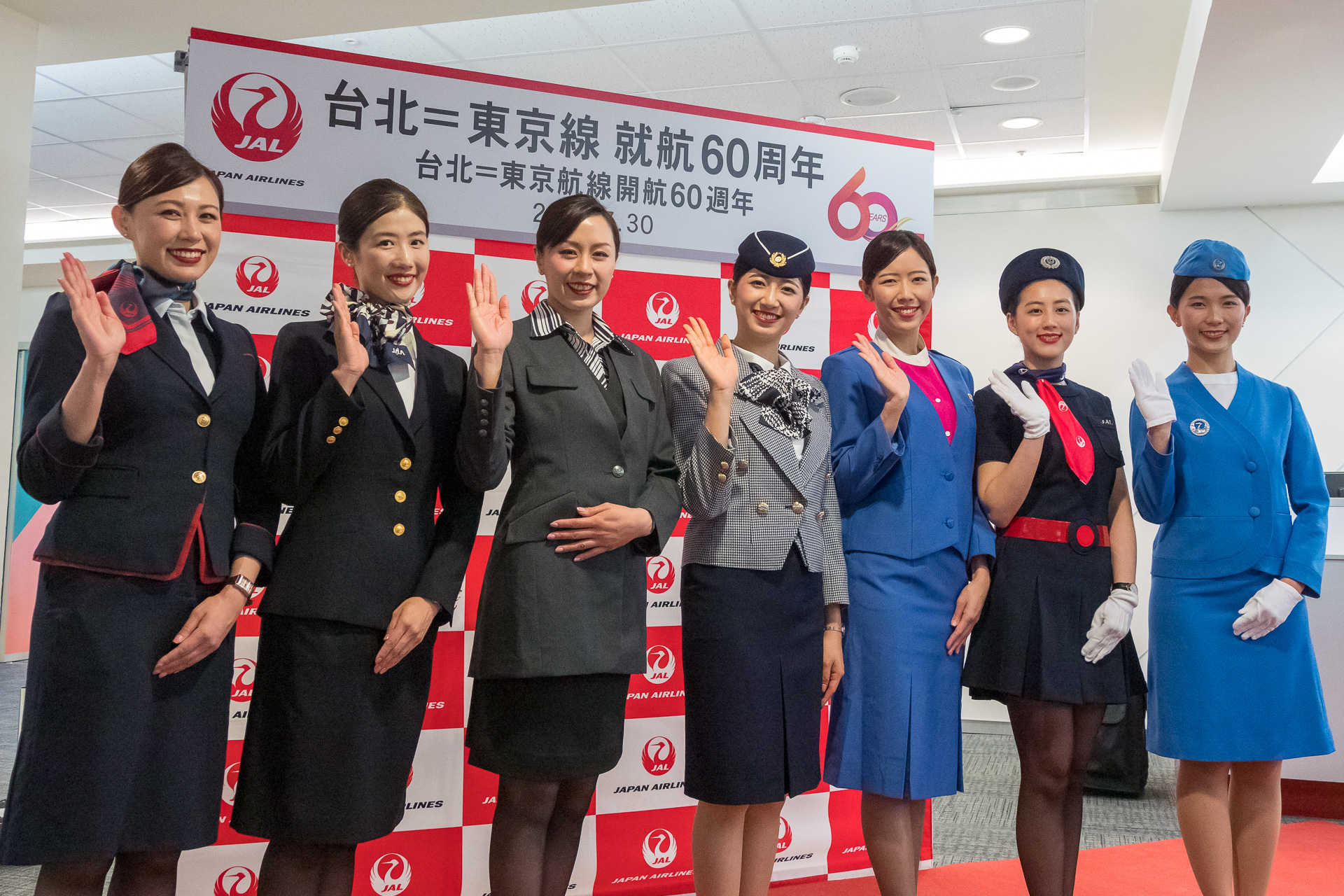 日本アジア航空の制服ファッションショーや放水アーチで盛大に。JAL、東京～台北線就航60周年式典を台北で開催 - トラベル Watch