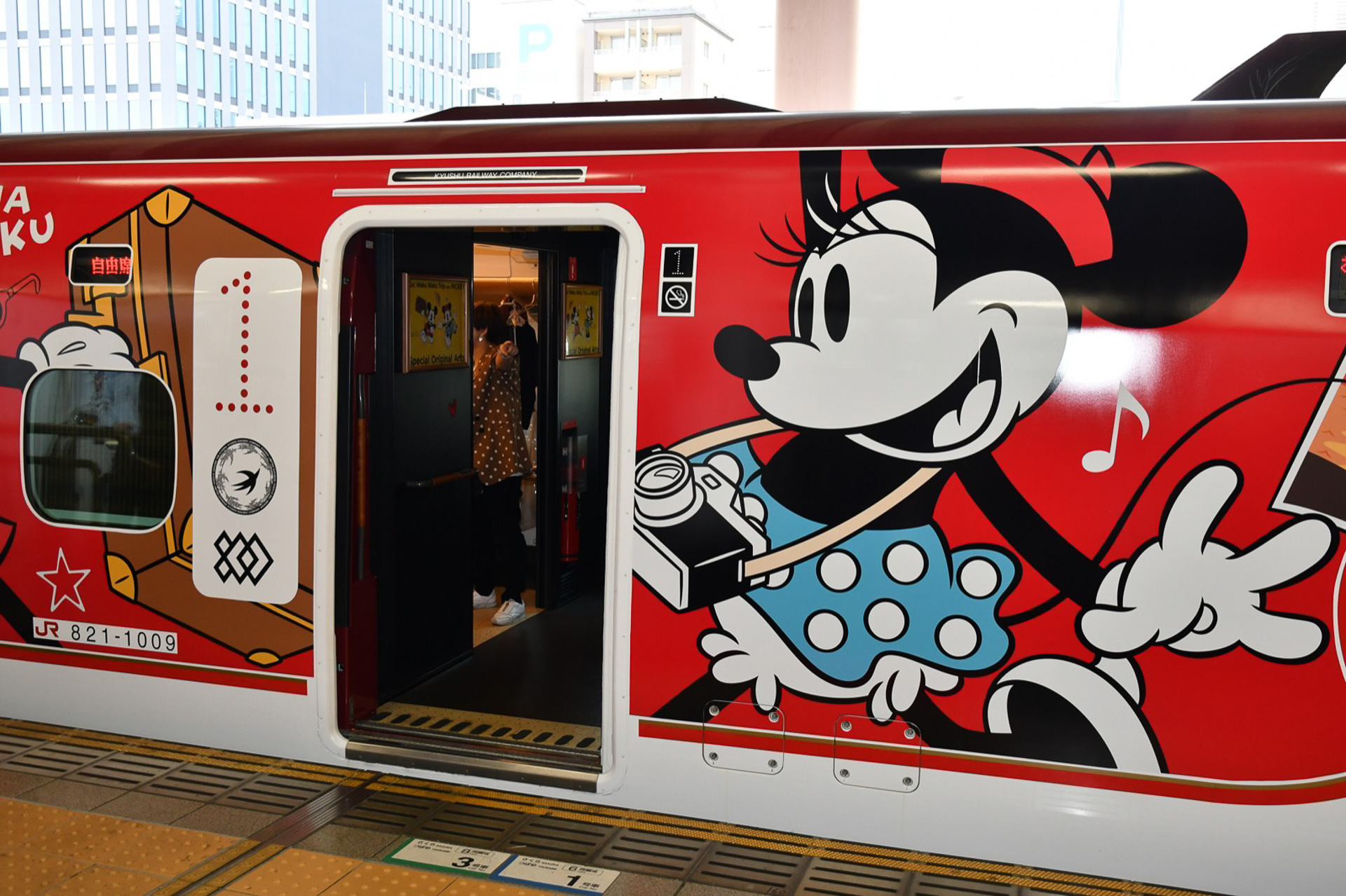 Jr九州 Waku Waku Trip 新幹線 第2弾 ミッキー ミニーの新幹線が運行開始 車内で ディカペラ がディズニーソングのスペシャルライブ トラベル Watch