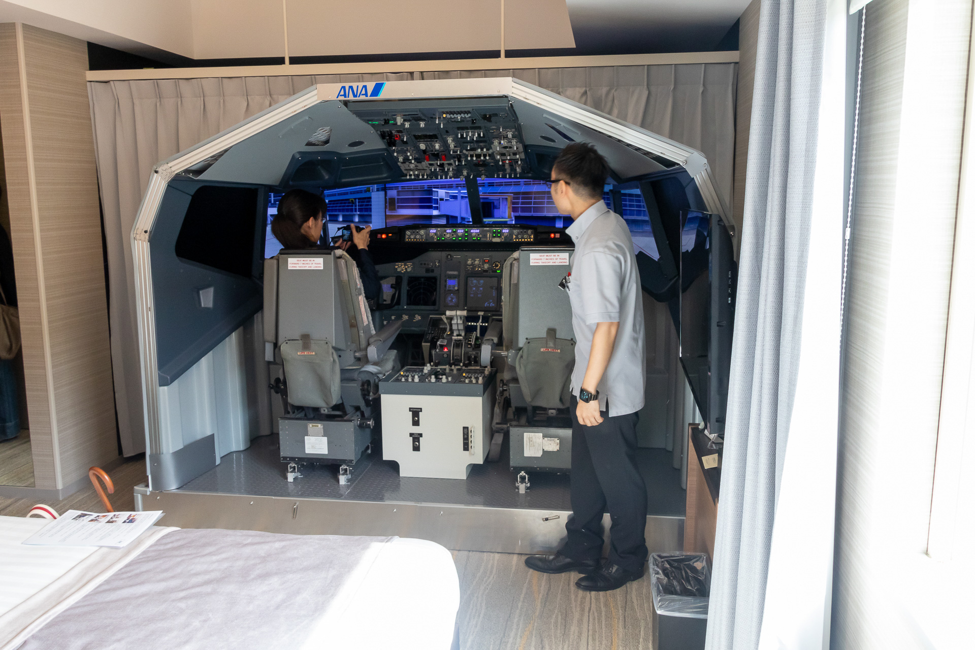 羽田エクセルホテル東急、フライトシミュレータやファーストクラスシートを設置した客室を公開。ANA元機長に操縦を教えてもらえる宿泊プランも