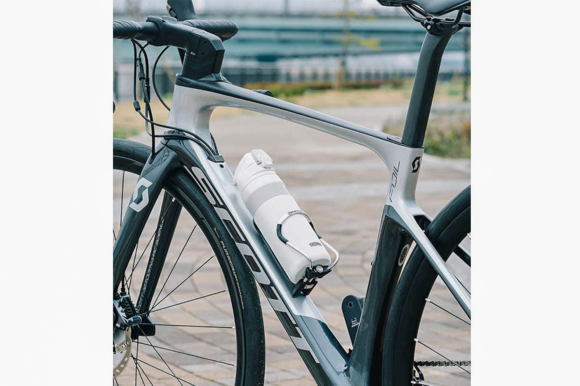 自転車のボトルケージに合わせた保温 保冷両対応 サーモス 真空断熱ケータイマグ 9月1日発売 フタはワンタッチでオープン トラベル Watch