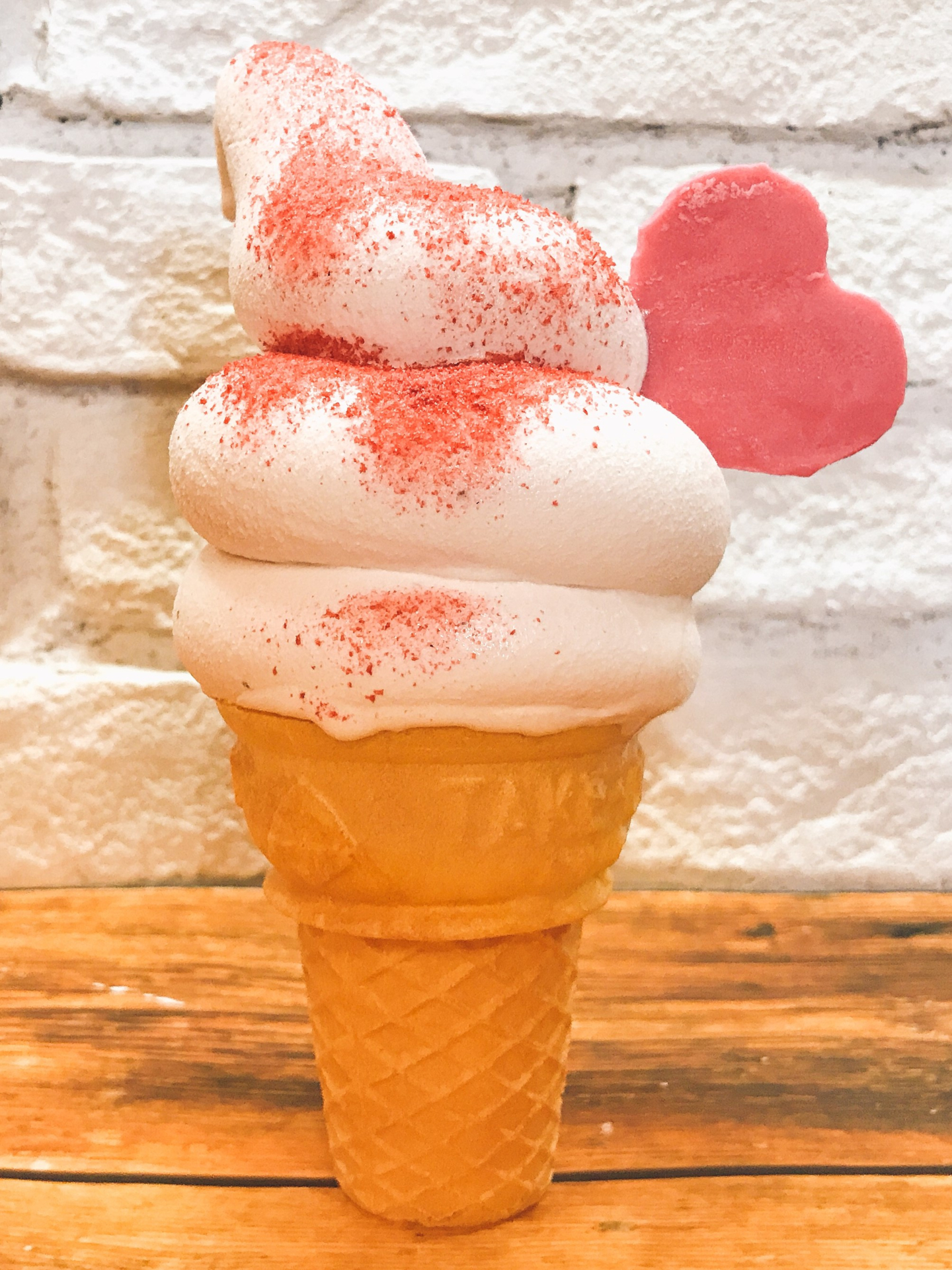 新潟特産のいちごを使ったオリジナルのソフトクリーム「越後姫モニョ