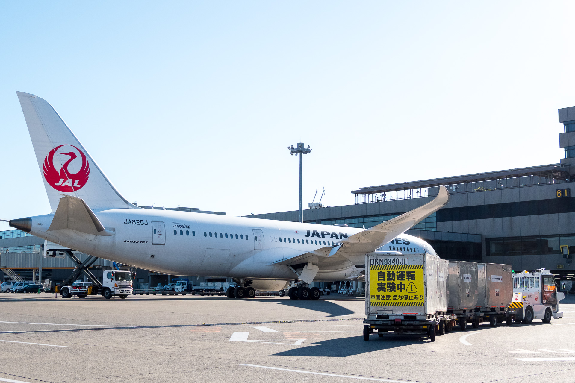 JAL、手荷物を運ぶトーイングトラクターの自動運転を成田空港で実証