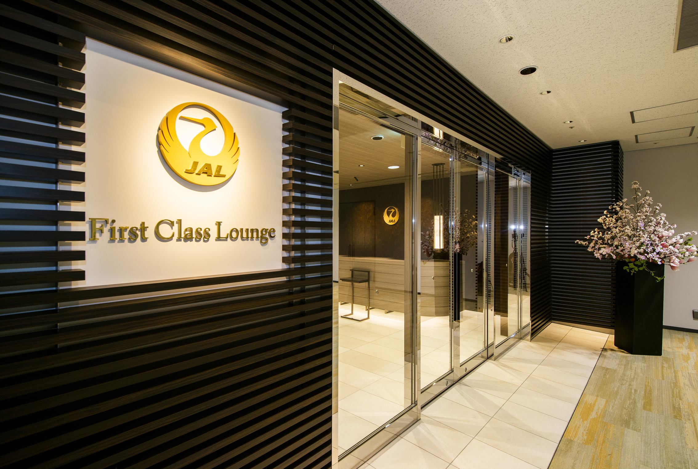JAL、成田空港国際線JALファーストクラスラウンジで新サービスの実証実験を開始 スマートフォンアプリ「JAL Lounge+」を活用 ...