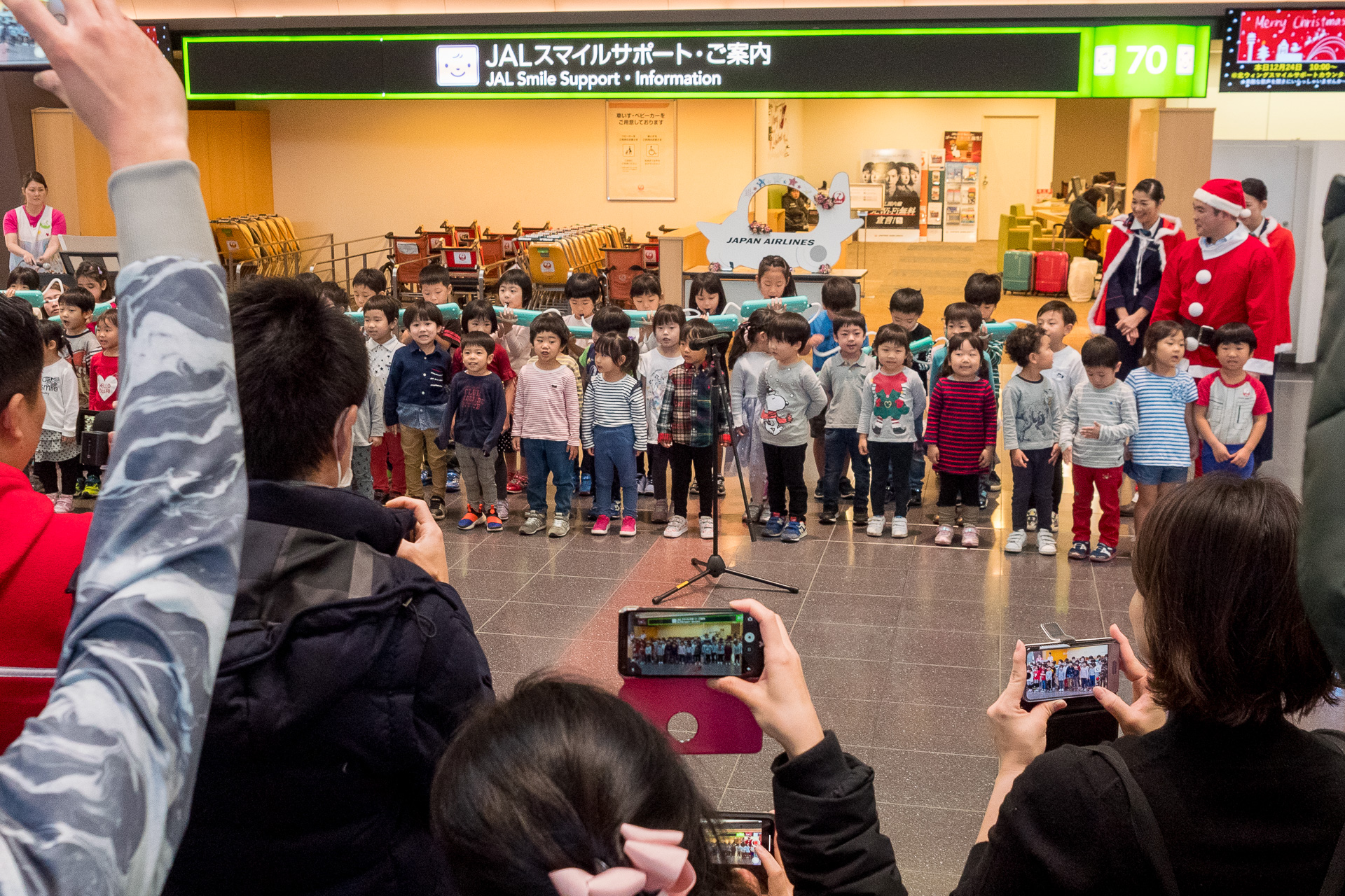 Jal 羽田空港で園児たちがクリスマスソング合唱 サンタさんへのメッセージは25日まで投函可 トラベル Watch